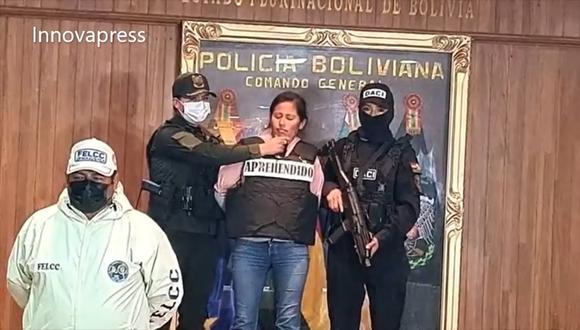 La policía boliviana muestra a la mujer acusada de la muerte de una niña de 7 años, capturada el 12 de abril de 2023. (Captura de YouTube / Innovapress Prensa Digital Bolivia)