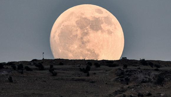 Superluna de Ciervo 2022: qué es, cuándo se podrá ver y más detalles del fenómeno astronómico. (Foto: AFP)