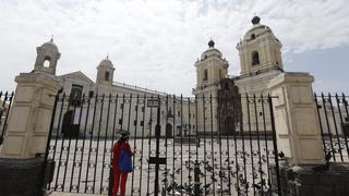 Semana Santa: devotos llegan a iglesias pese a estar cerradas en segundo día de cuarentena por COVID-19 | FOTOS 