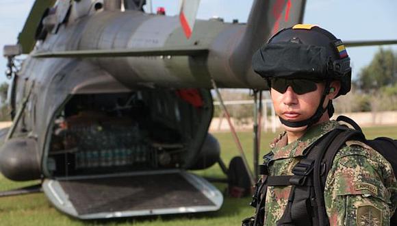 Dos helic&oacute;pteros de las fuerzas armadas colombianas llegaron a Trujillo con ayuda humanitaria. (Foto: Johnny Aurazo / El Comercio)