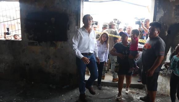 Presidente Martin Vizcarra junto a Elizabeth Hinostroza, Ministra de Salud, realizaron ayer inspección de los daños ocurridos en la deflagracion de gas en Villa el Salvador. (Fotos: Alessandro Currarino)