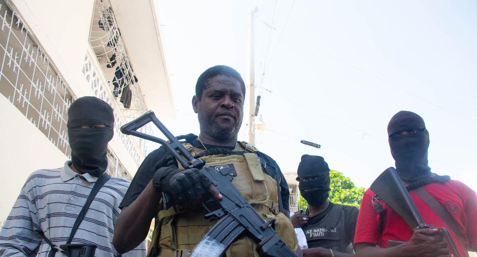El líder de una pandilla armada Jimmy 'Barbecue' Cherizier y sus hombres son vistos en Puerto Príncipe, Haití, el 5 de marzo de 2024. (Clarens SIFFROY / AFP).
