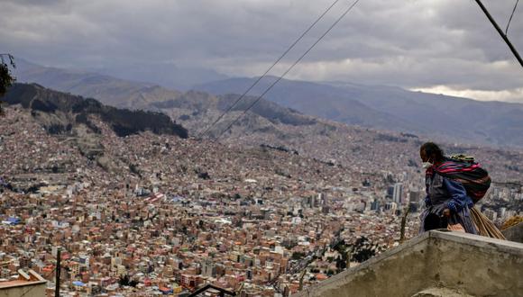 Una mujer indígena baja las escaleras en El Alto, Bolivia, el 15 de octubre de 2020. (Foto de RONALDO SCHEMIDT / AFP).