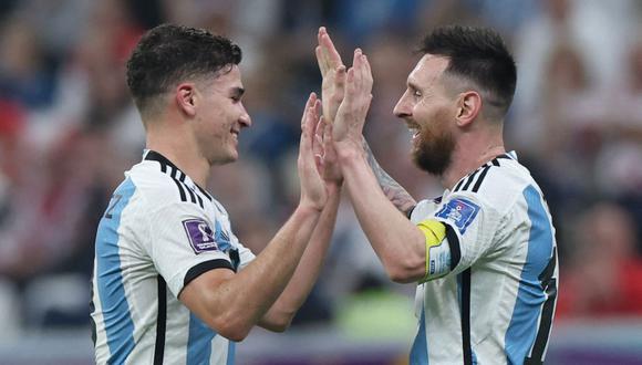 Messi y Julián Álvarez celebran juntos este martes en la semifinal Argentina vs. Croacia por Qatar 2022 | Foto: AFP