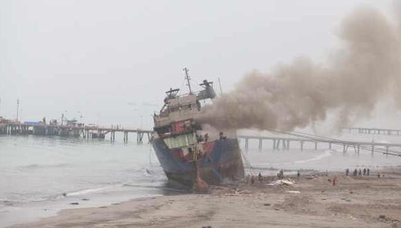 Barco se incendió a orillas del mar del Callao