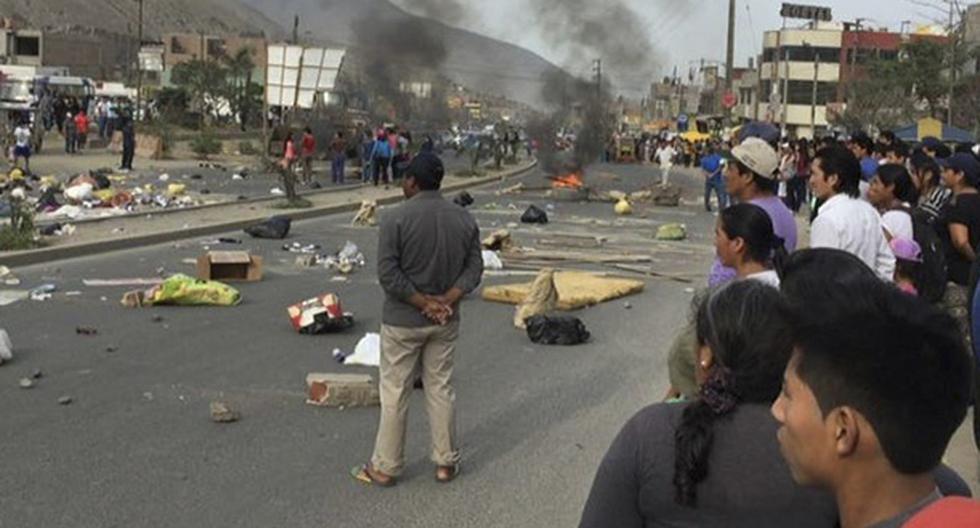 Pobladores de Manchay bloquean avenida en protesta contra el Corredor Azul. (Foto: Twitter @elcomercio)