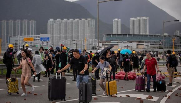Pasajeros en el aeropuerto de Hong Kong. (Foto: Reuters)