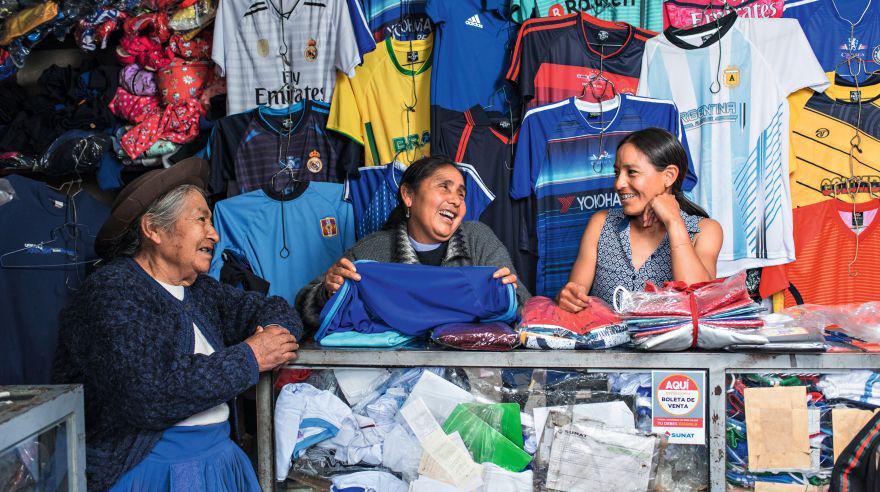 Fidela Huiza, madre de Inés Melchor, es comerciante en el mercado mayorista de Huancayo. Es hincha número 1 de su hija, de quien exhibe en las paredes recortes de noticias sobre sus logros.