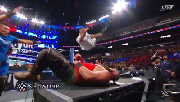 Shane McMahon hizo gala de su valentía cuando rompió una mesa con el cuerpo de Braun Strowman | Foto: WWE
