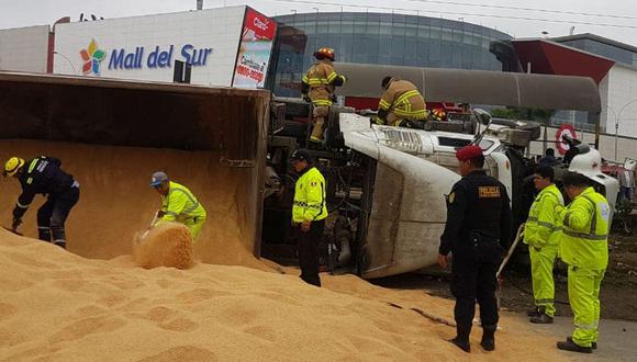 Un camión de carga se volcó en la Panamericana Sur cerca al Mall del Sur.  (Foto: Difusión)