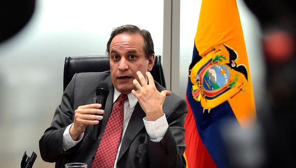 En esta foto de archivo tomada el 8 de septiembre de 2021, el ministro de Economía de Ecuador, Simón Cueva, habla durante una conferencia de prensa en Quito. (RODRIGO BUENDIA / AFP).