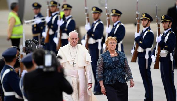 La presidente de Chile, Michelle Bachelet, recibe al papa Francisco en el aeropuerto de Santiago. (AFP)