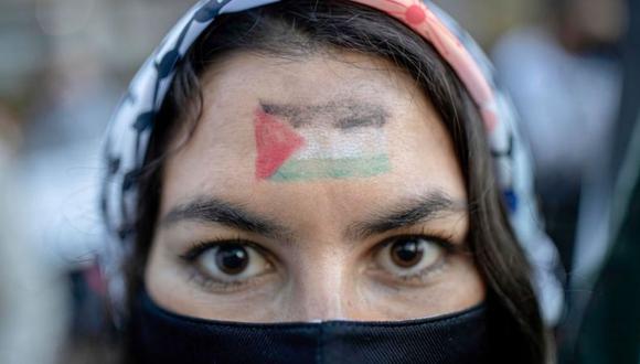 En Chile, una mujer protesta a favor de Palestina durante el conflicto con Israel que estalló el 10 de mayo pasado. (GETTY IMAGES).