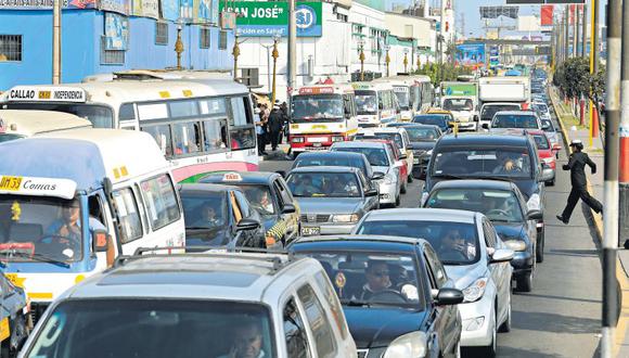 Durante el cierre del puente Bella Unión, los autos debieron ser desviados hacia las avenidas Dueñas y Faucett. Esta última soporta una fuerte carga vehicular a pesar de que ya se abrió el paso por dicho viaducto. (Jessica Vicente / El Comercio)