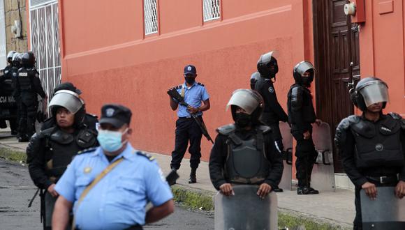 Policías y antidisturbios bloquean la entrada principal de la Curia Arzobispal de Matagalpa impidiendo la salida de Monseñor Rolando Álvarez, en Matagalpa, Nicaragua, el 4 de agosto de 2022.  (Foto por AFP)
