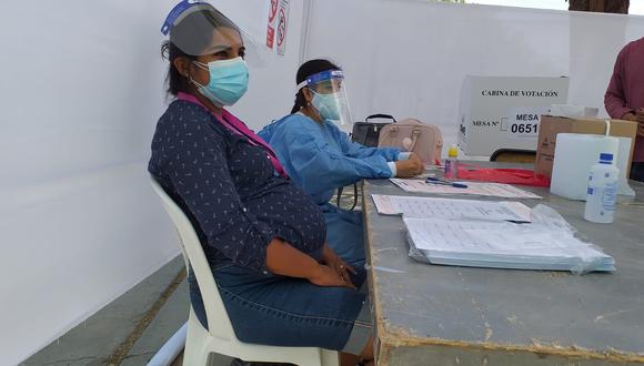 Una mujer embarazada dio el ejemplo y aceptó ser miembro de mesa para poder iniciar la votación en un colegio de Piura | Foto: GEC