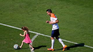 Ternura de goleador: Robin van Persie entrenó con sus hijos