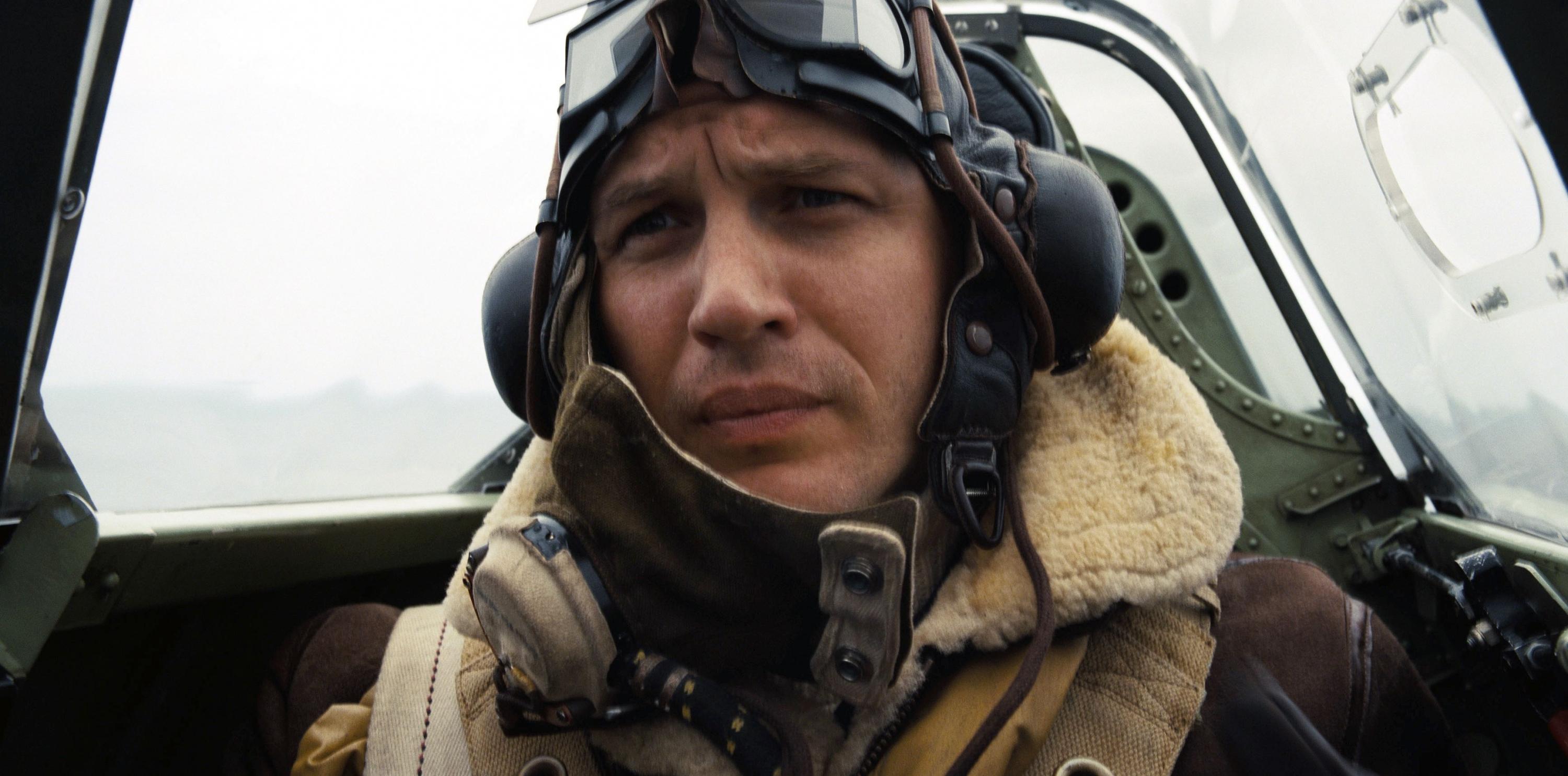 Tom Hardy interpreta a un piloto de la Segunda Guerra Mundial. Recién se quita la máscara hacia el final de "Dunkerque".