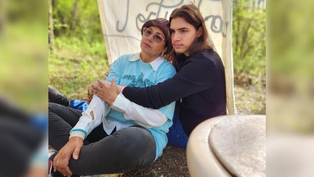 Belkis Terán y su hijo Pedro en el bosque donde Tortuguita acampaba como protesta contra la llamada Cop City. (Familia Páez Terán).