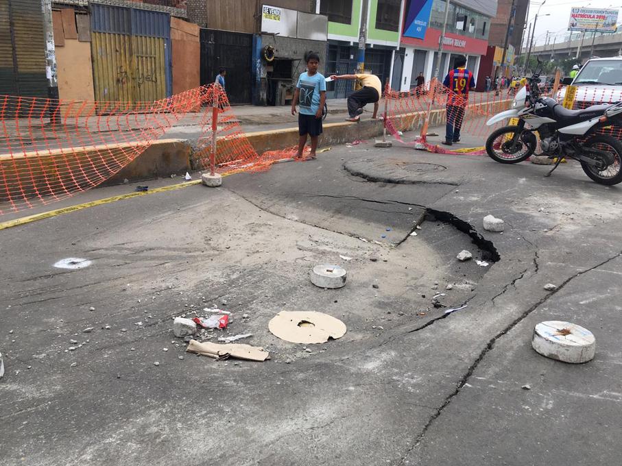 Forado en San Juan de Lurigancho ubicado frente a la estación Pirámide del Sol del Metro de Lima. (Lorudes Fernández / El Comercio)