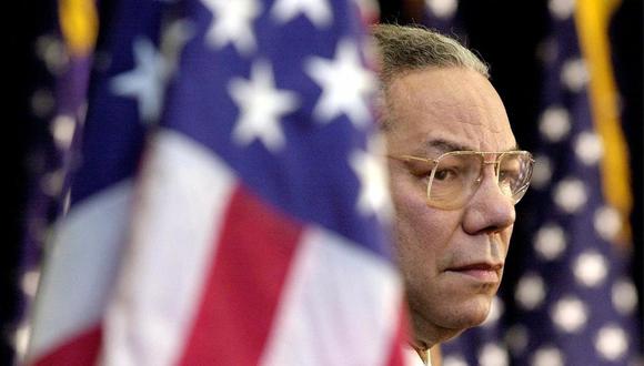 En esta fotografía de archivo del 15 de febrero de 2001, el secretario de Estado Colin Powell observa cómo el presidente Bush se dirige a los empleados del Departamento de Estado en Washington. (AP Photo / Kenneth Lambert).