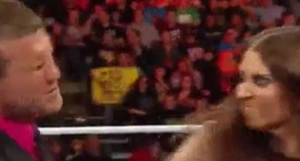 Stephanie McMahon y el brutal cachetadón a Dolph Ziggler que casi lo duerme en Monday Night Raw de WWE. (Foto: Internet)