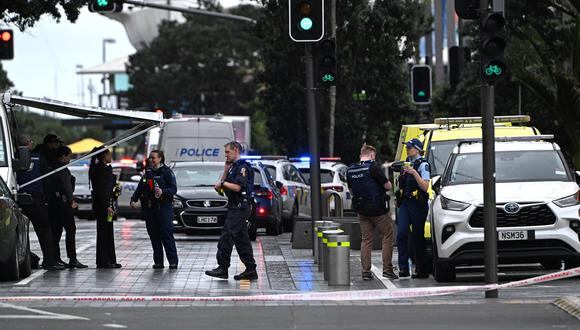 Agentes de policía acordonan el lugar de un tiroteo en el centro de Auckland el 20 de julio de 2023. (Foto de Saeed KHAN / AFP)