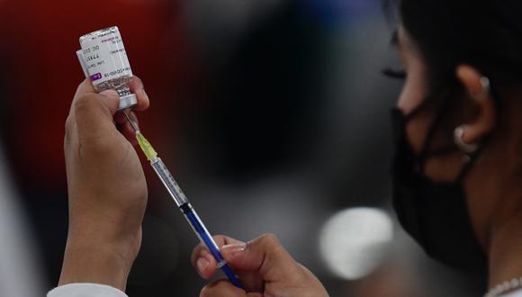 Una enfermera prepara una vacuna de AstraZeneca en el Centro de Estudios Superiores Navales (CENCIS), en Mexico. (Pedro Pardo / AFP)