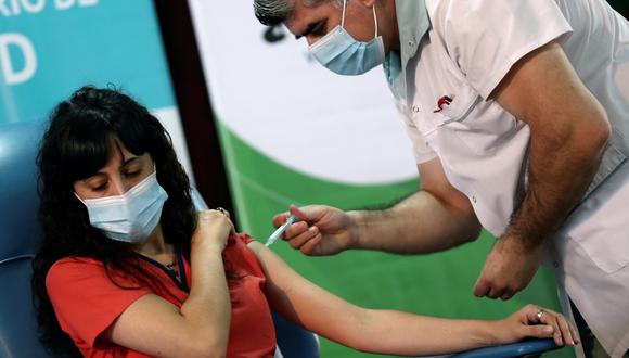 Estefania Zeurnja, de 29 años, recibe una inyección con la vacuna Sputnik V contra el coronavirus (COVID-19) en el hospital Dr. Pedro Fiorito de Avellaneda, en las afueras de Buenos Aires, Argentina, el 29 de diciembre 2020. (REUTERS/Agustín Marcarian).