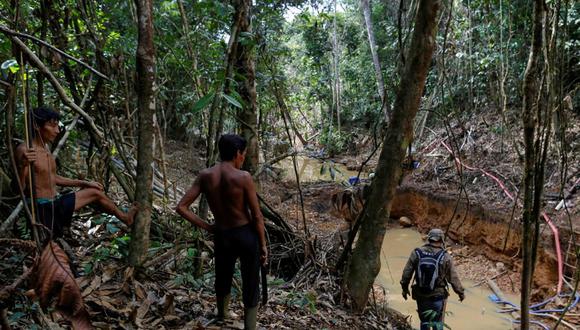 Indígenas yanomami siguen a agentes de la agencia ambiental de Brasil en una mina de oro durante una operación contra la extracción ilegal de oro en tierras indígenas, en el corazón de la selva amazónica, en el estado de Roraima, Brasil, 17 de abril de 2016. (Foto: REUTERS / Bruno Kelly)