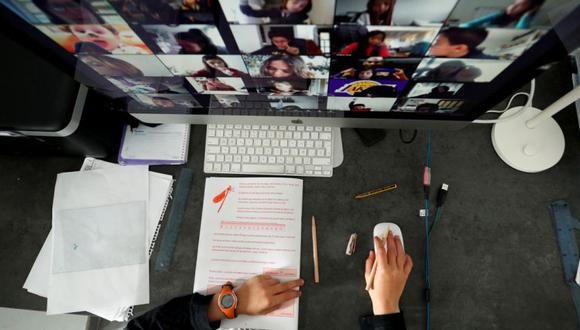 Imagen referencial. Un estudiante toma clases en línea con sus compañeros usando la aplicación Zoom. (REUTERS/ Albert Gea).