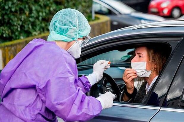 En EEUU se realizan pruebas del coronavirus sin bajarse del auto. (Foto: AFP)