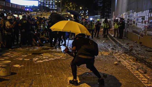 La protesta prodemocrática tuvo enfrentamientos aislados entre agentes de policía y algunos manifestantes. (Foto: AFP)