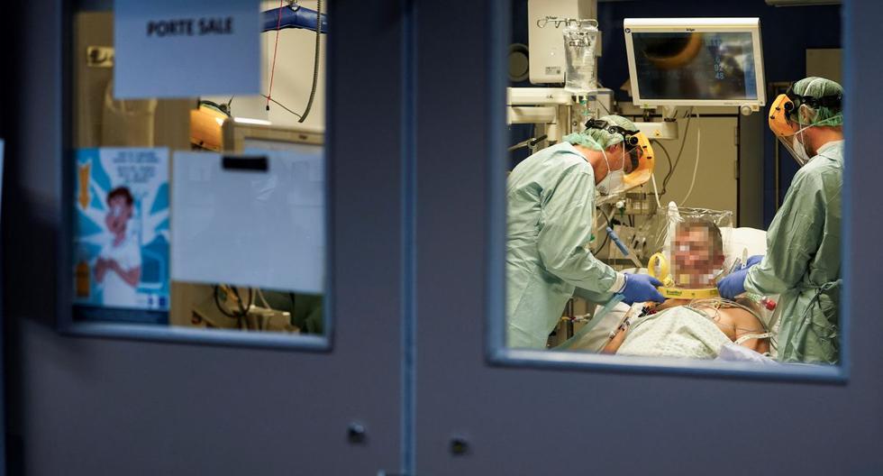 Los trabajadores médicos que usan engranajes protectores tratan a un paciente infectado con el nuevo coronavirus. (AFP/Kenzo Tribouillard).