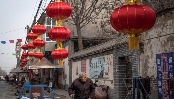 Artesanos rematan los últimos pedidos de farolillos que se distribuirán por todo el país con motivo del Año Nuevo chino. (Foto: EFE)