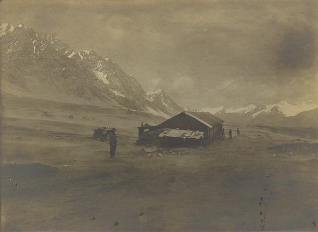 Upper camp (Cerro de Pasco, 1911).  General view of the American Vanadium Company mining camp. 