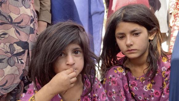 Las dos hijas de Asadullah, que junto a su mujer han tenido que dormir en la calle al llegar a Kabul.