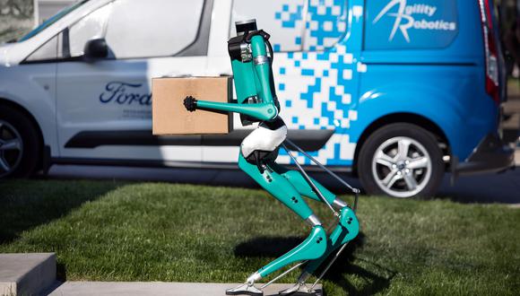 Digit es el nuevo robot con apariencia y caminar humano, que podrá realizar el último tramo del delivery trabajando en conjunto con un vehículo autónomo de Ford. (Fotos: Ford).
