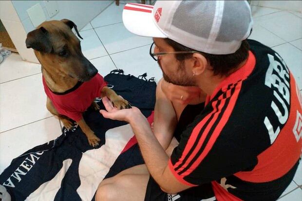 Hincha de Flamengo decidió sortear su entrada de las semi de Libertadores para pagar el tratamiento de su perro con cáncer. La historia es viral en Facebook. (Danilo Mello)