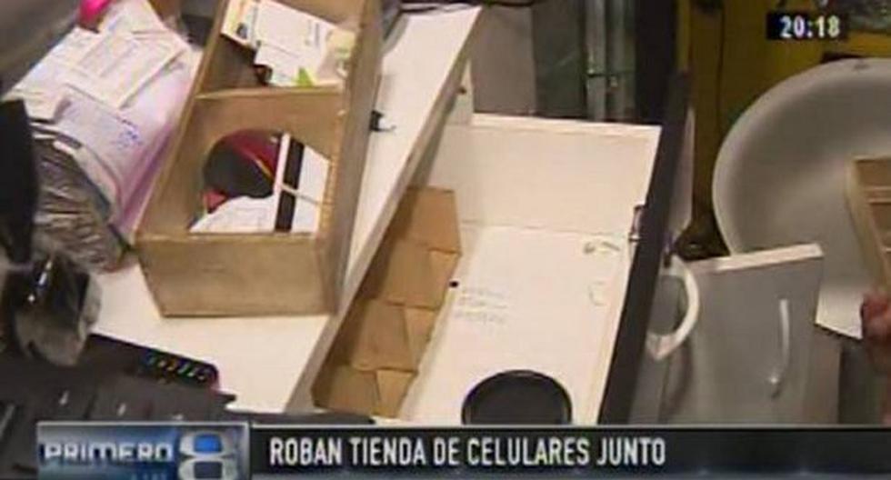 Unos delincuentes hicieron de las suyas en una tienda de celulares y otros accesorios ubicada en la cuadra 2 del Jirón de la Unión. (Foto: Captura)