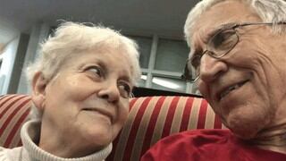 ¡Emotivo! Anciano le canta a su esposa con Alzheimer durante cuarentena por COVID-19