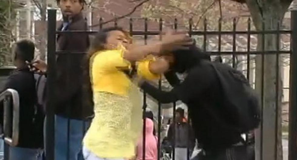 Madre golpeó a su hijo en protesta. (Foto: Captura YouTube)