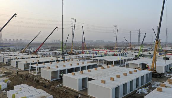 En esta foto aérea publicada por la Agencia de Noticias Xinhua de China, los trabajadores construyen una gran instalación de cuarentena centralizada capaz de albergar a varios miles de personas en Shijiazhuang, en la provincia de Hebei, en el norte de China, el sábado 16 de enero de 2021.  (Jin Liangkuai/Xinhua/AP).