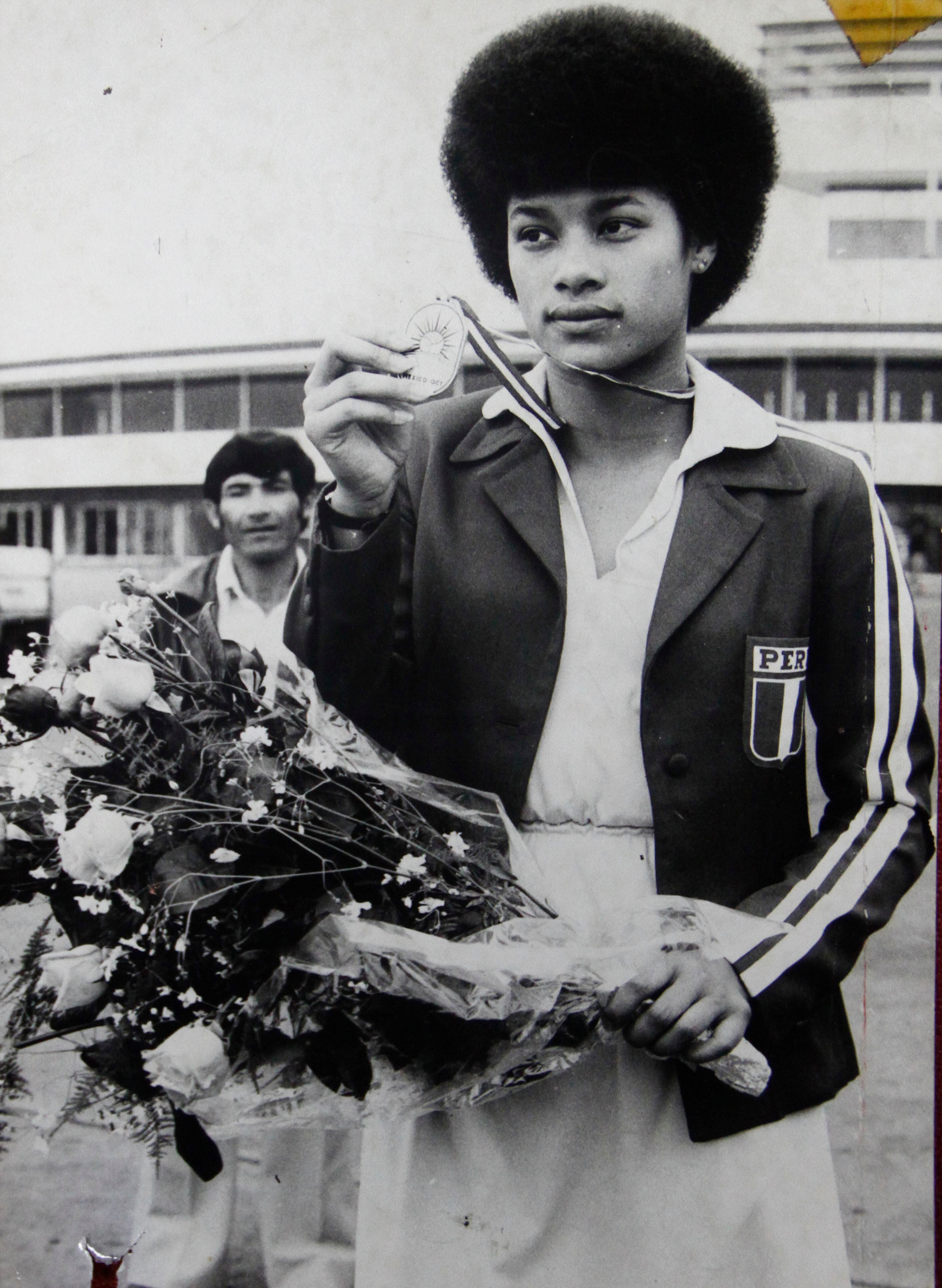 Cecilia Tait; Lima, 27 de octubre de 1981. Llegada de la selección juvenil, subcampeona del Mundial de México. (Foto: Prensmart)