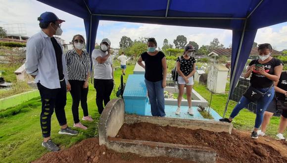 Hijos y sobrinos de Tulio Trigozo lo despiden en el cementerio general de Tarapoto. Foto: Hugo Anteparra