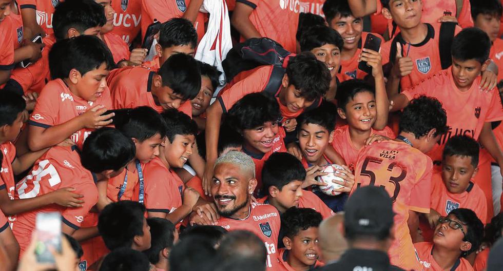 Paolo Guerrero junto a los niños que fueron a verlo en su presentación. (Foto: Alessandro Currarino)