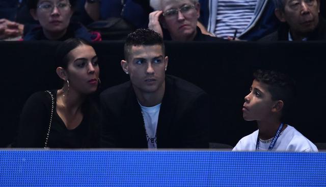 Cristiano Ronaldo apareció en la enfrentamiento entre Novak Djokovic vs. John Isner por la primera jornada del Torneo de Maestros 2018. (Foto: AP)