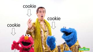 Elmo y Cookie Monster hacen cover de “Pen Pineapple Apple Pen”