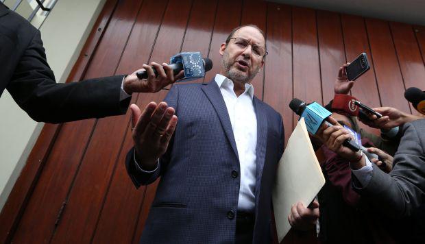 “Esto va a terminar pasada la medianoche o mañana”, dijo José Chlimper sobre el allanamiento en Surco. En Lima ya culminó, según se informó. (Video: Canal N / Foto: Reuters)