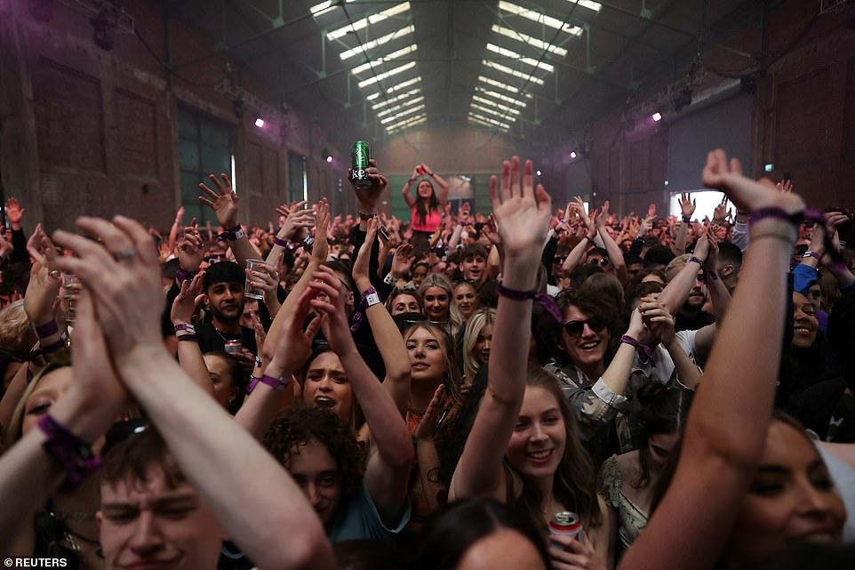 Una multitud de juerguistas baila y bebe cerveza en un club nocturno de Liverpool. (Reuters).